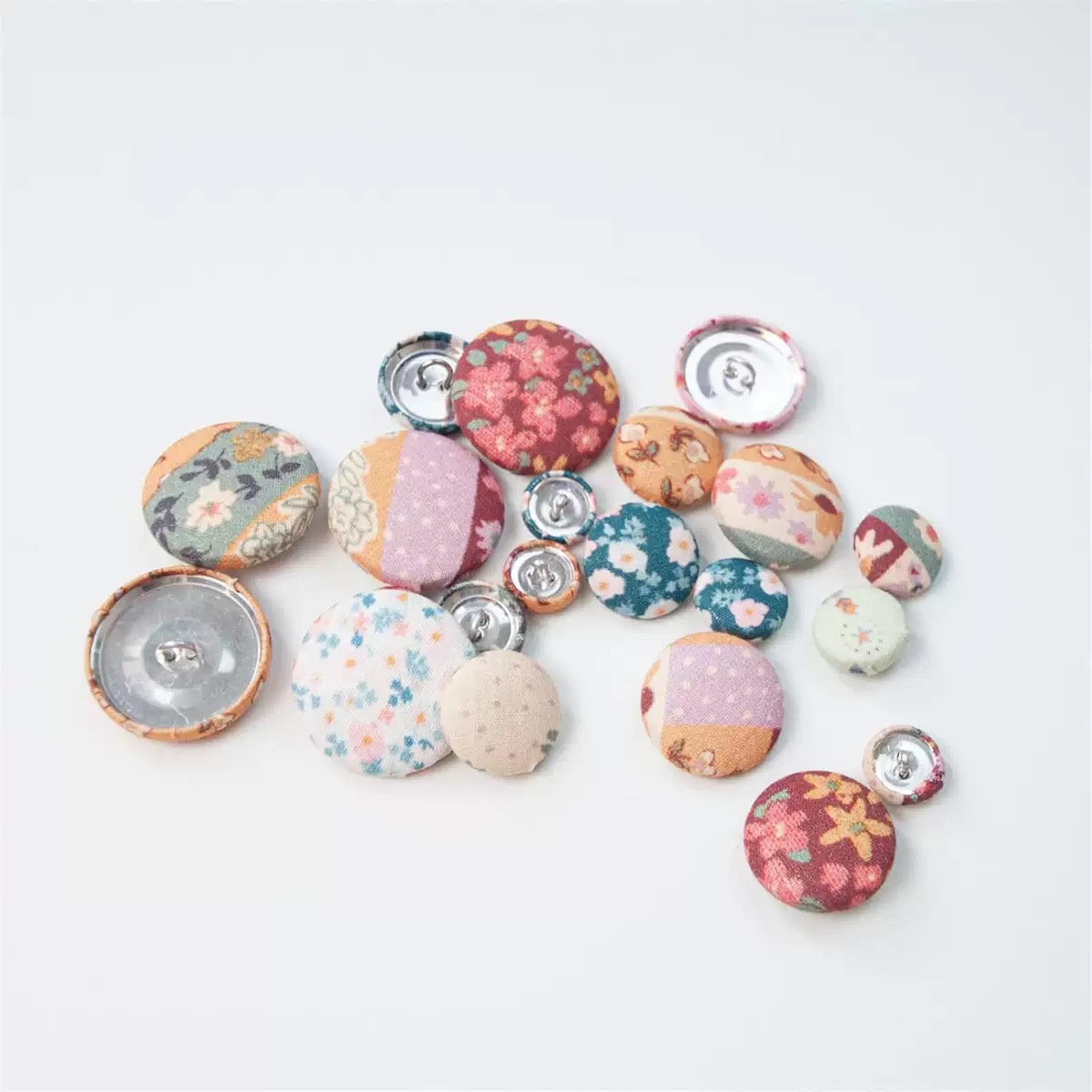 DIY Fabric Button Kit – 150pcs Button Maker Set with 5 Sizes + 100 Patterned Fabrics