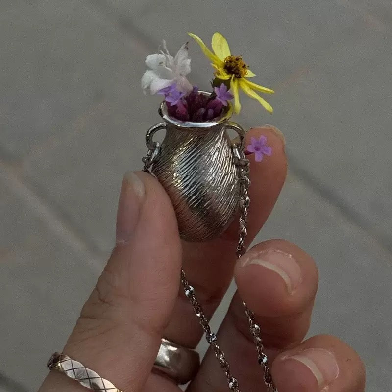 The Living Garden" Mini Vase Necklace - Portable Floral Vessel Jewelry。