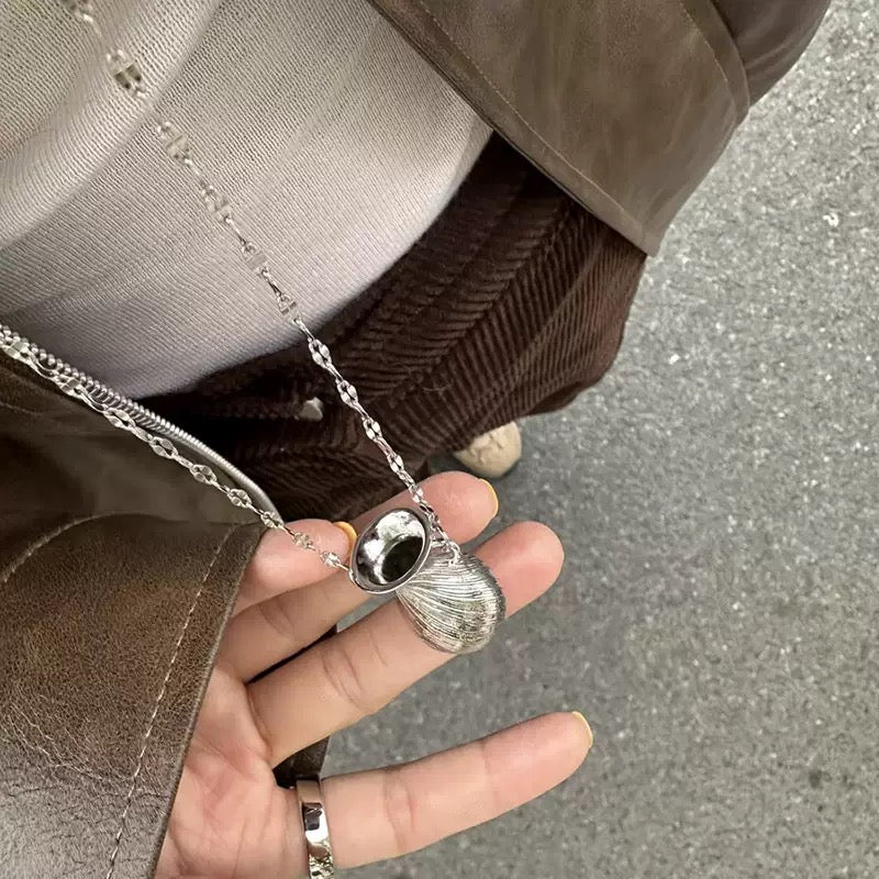 The Living Garden" Mini Vase Necklace - Portable Floral Vessel Jewelry。