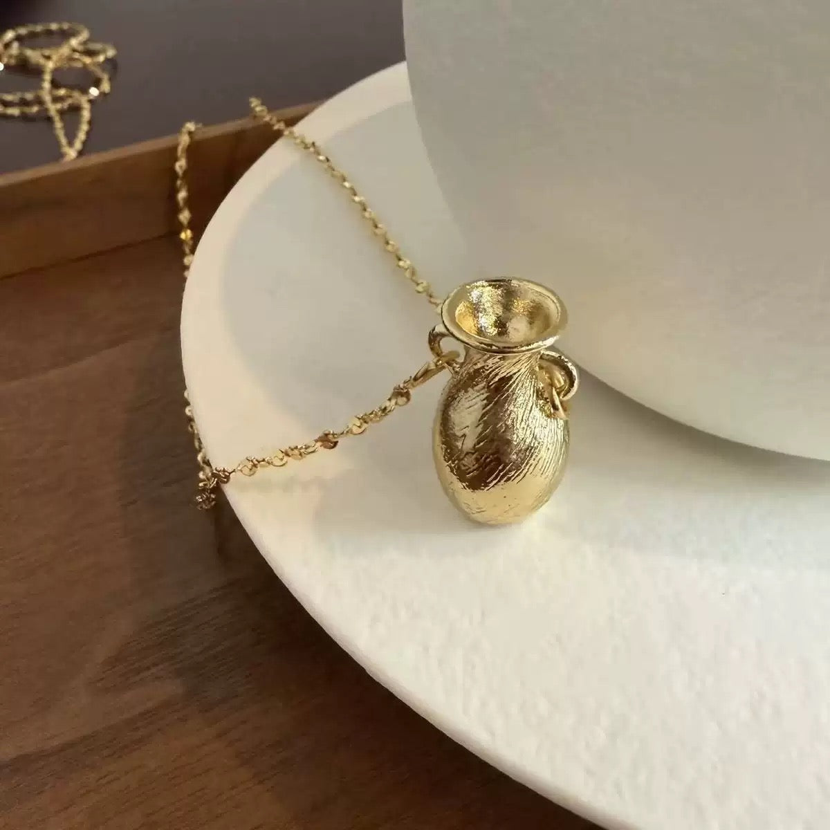 The Living Garden" Mini Vase Necklace - Portable Floral Vessel Jewelry。