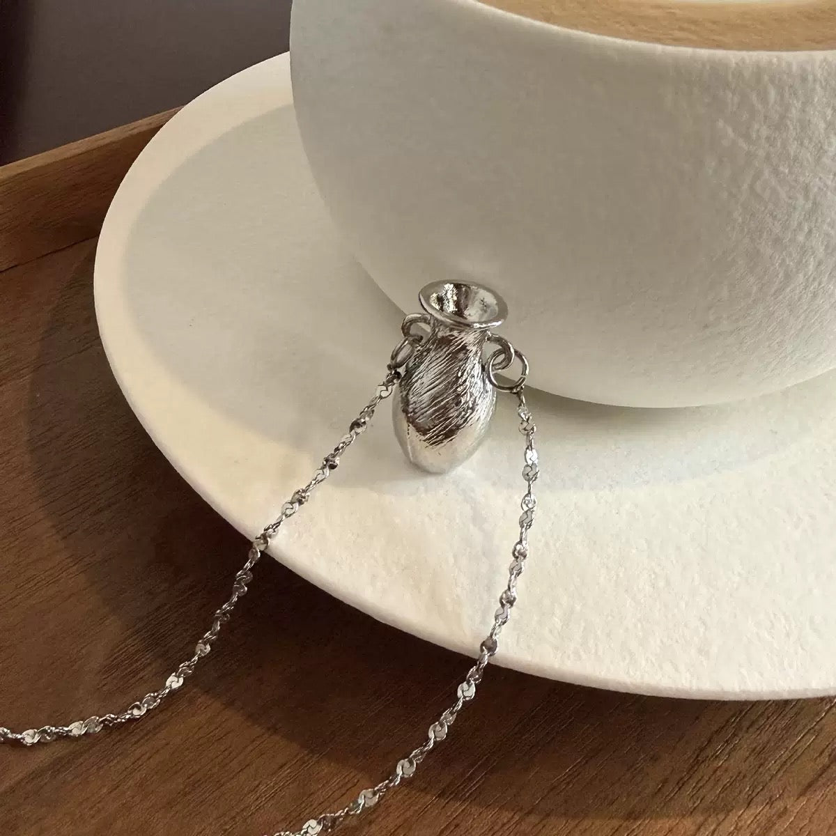 The Living Garden" Mini Vase Necklace - Portable Floral Vessel Jewelry。